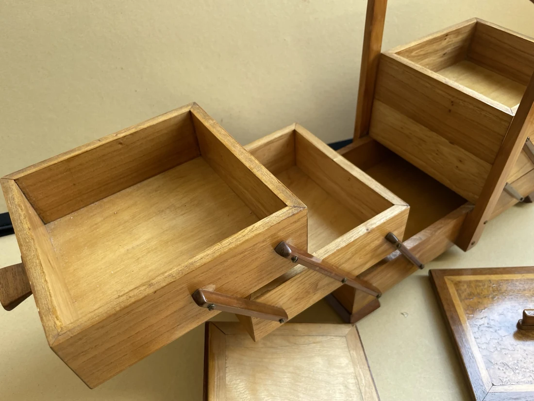 Detailansicht der leeren Innenfächer und der Holzverbindungen.